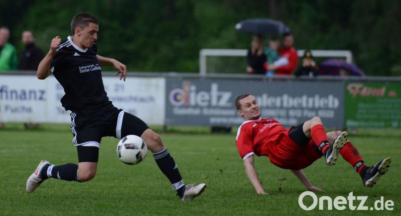 "Da legst di nieda!" Manuel Löffelmann (links) und der FC OVI-Teunz sind vorzeitig Meister in der Kreisliga West. Bild: ham