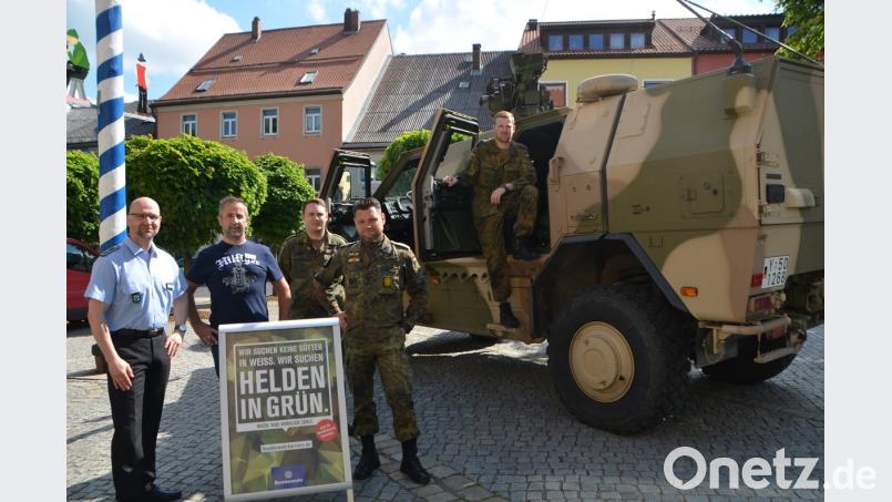 Hauptfeldwebel Sascha Freymann und Amtmann Christian Miedl (von links) wollen mit ihren Kollegen mit der Bevölkerung ins Gespräch kommen und neben Werbe- auch Aufklärungsarbeit betreiben.
