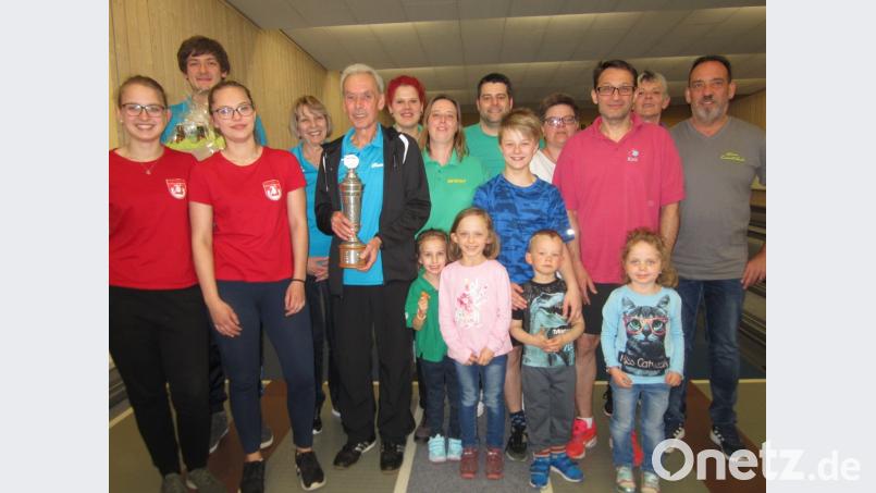 Zehn Mannschaften kämpften beim Kegelturnier um den Siegerpokal. Am Ende hatten die "Spöiglgass'n Scheiber" die Nase vorne.  	Bild: exb