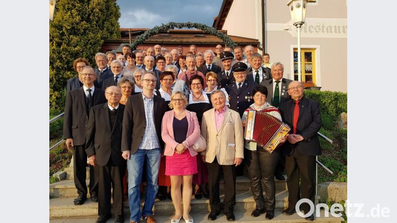 Pfarrer, Freunde, Nachbarn und Vereinsvertreter gratulieren Erich Spickenreither (vorne, Dritter von rechts) zum 80. Geburtstag. Tochter Monika und ihr Mann Christian (links daneben) freuen sich mit dem Jubilar über die vielen Glückwünsche.  	Bild: ck