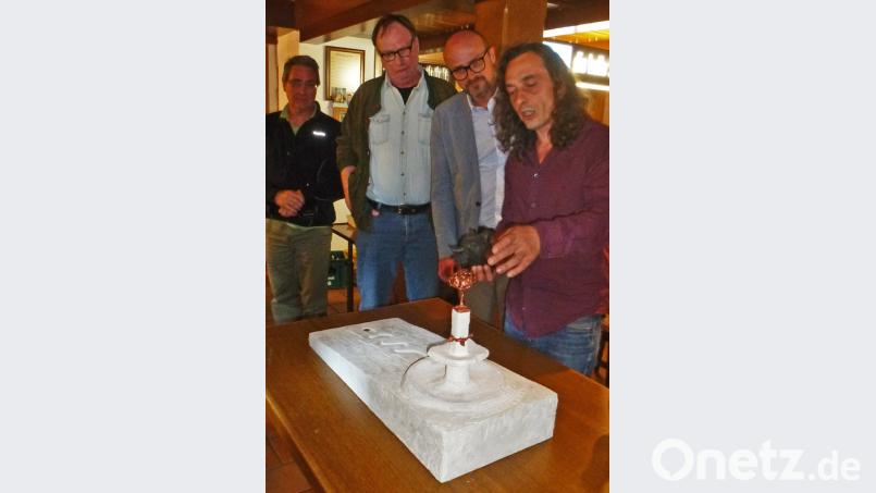 Künstler Vasilij Plotnikov (rechts) erläuterte Bürgermeister Maximilian Beer und weiteren Interessenten sein Modell des Brunnens.  	Bild: mad