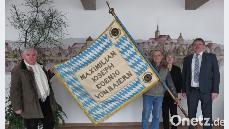 Stolz auf die älteste Kriegerfahne Bayerns sind (von links) Stellvertretender Vorsitzender der Krieger- und Reservistenkameradschaft, Heinrich Deinzer, Vorsitzender Maximilian Hammer, Vilsecks Kulturbeauftragte Adolfine Nitschke und Bürgermeister Hans-Martin Schertl. Bild: rha (3)