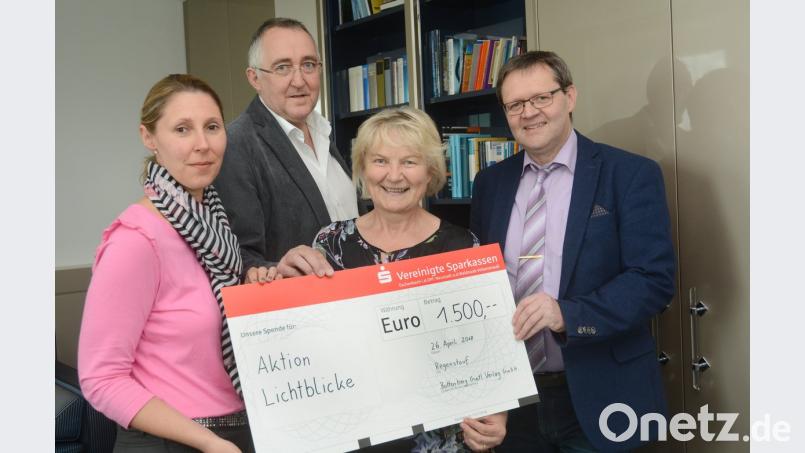 Geschäftsführende Verlegerin Viola Vogelsang-Reichl und "Lichtblicke"-Schirmherrin Elisabeth Wittmann (von links) freuen sich über die 1500-Euro-Spende von Josef Roidl und Wolfgang Benkhardt. Bild: Schönberger