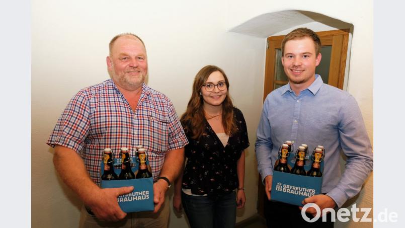 Ein Sechser-Pack Zoigl, überreicht durch JU-Vorsitzende Johanna Diertl, hilft den Referenten Reinhard Wiesent (links) und Andreas Hermann (rechts) vielleicht über die Sorgen rund um  Glyphosat hinweg. Jedenfalls sind Rückstände des Herbizids im Bier erst beim Genuss von 1000 Litern  gesundheitsgefährdend, so eine der vielen wissenschaftlichen Studien: Allerdings nur, wenn die Braugerste aus dem Ausland stammt und der Biertrinker den gesamten Gerstensaft an einem Tag vertilgt.  	Bild: do