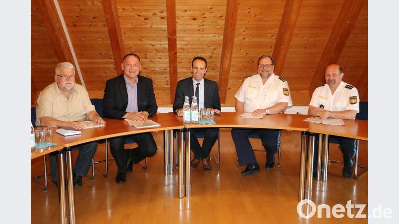 Über die Straftaten und das Unfallgeschehen lassen sich (von links) die Bürgermeister Hans Durst, Klaus Hafner und Hans-Jürgen Strehl von Erstem Polizeihauptkommissar Manfred Weiß und Polizeihauptkommissar Manfred Plößner informieren.  	Bild: gru