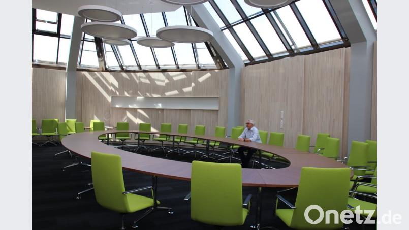 Ovaler Tisch, neue Wandverkleidung, futuristische Lampen: Der große Sitzungssaal hat sein Gesicht verändert. Noch fehlt die Medientechnik mit ihren Monitoren.