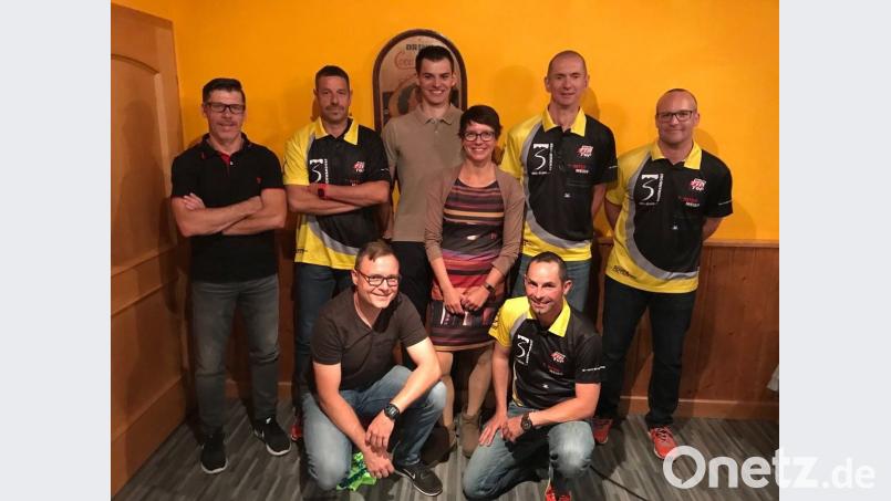 Stefan Hösl (hinten, Mitte) leitet mit seinem Team die neue Ausdauersparte des Ski-Clubs Schwandorf. 	 Bilder: exb (2)