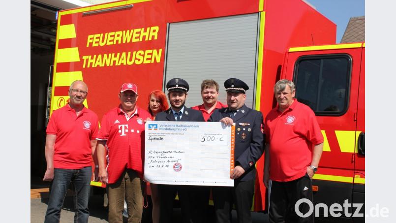 Mit 500 Euro unterstützt der FC Bayern-Fanclub den Kauf des neuen Feuerwehrautos (von links): 2. Vorsitzender Albert Schicker, 1. Vorsitzender Lothar Schicker, Beisitzerin Melanie Schicker, 2. Feuerwehr-Vorsitzender Tobias Schwamberger, Beisitzer Jörg Schicker, Feuerwehr-Vorsitzender Roland Heldwein und der Fanclub-Kassier Alois Spann.  	Bild: rdh