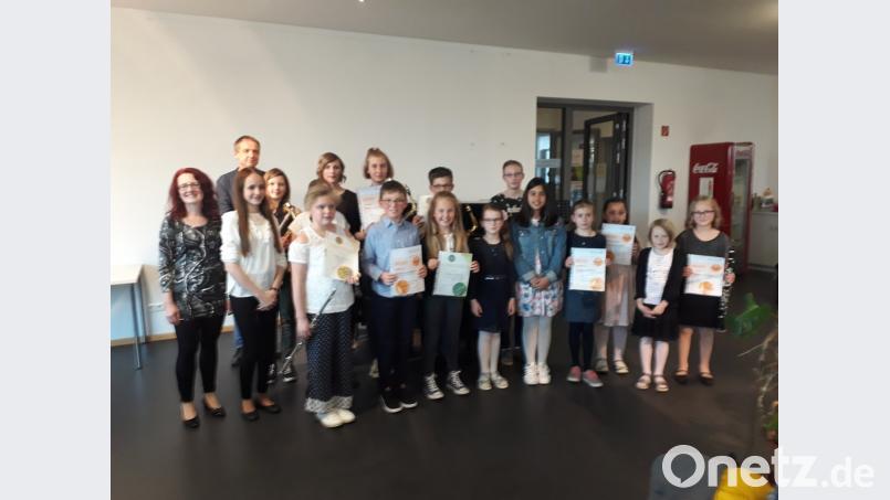 Die Kreismusikschüler zusammen mit den Lehrern Margit Sollfrank und Vaclav Eichler (von links) im Mitterteicher Museumscafé.  	Bild: exb