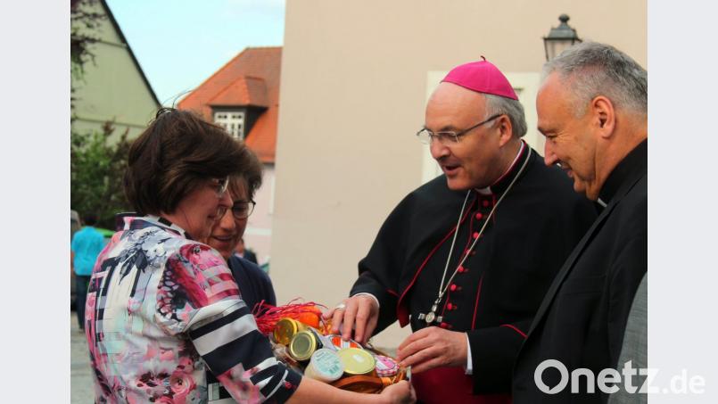 Für den Pfarrgemeinderat überreichten (von links) Anneliese Hecht und Sprecherin Edith Schön einen Korb mit Produkten aus der Region an den Bischof. Rechts im Bild Stadtpfarrer Georg Flierl.  	Bild: stg