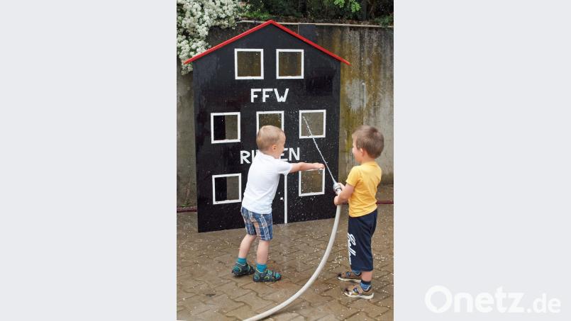 Für den jüngsten Feuerwehrnachwuchs gab es ein Trainingslöschen. Da wurde schon einmal um die Spritze gerangelt. Bild: sön