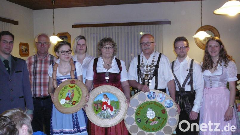 Die neuen Regenten bei Hubertus Ursensollen mit ihren Insignien.  	Bild: rin