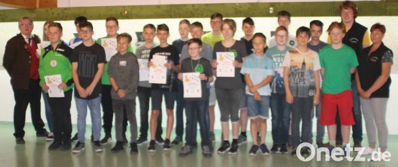 Die Teilnehmer am diesjährigen Shooty-Cup mit 2. Bezirksschützenmeister Dieter Beer (links) und der Bezirksjugendleiterin Monika Meier-Lechner (rechts).  	Bild: kdi