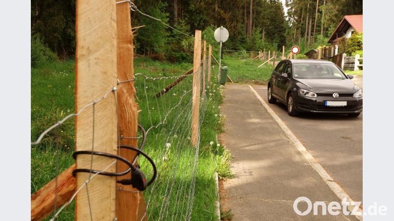 Der Zugang zum Wald wird am Ende der Schulstraße in Neusorg mit einem Zaun verhindert. Die Pfosten für der Einfahrt sind mit zwei Fahrradschlössern gesichert. Ein Durchfahrtverbotsschild soll auch Radfahrer von der Nutzung der Waldwege abhalten.