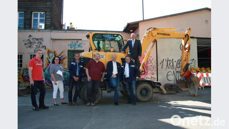 Den Startschuss für die Abrissarbeiten gaben (von rechts) Oberbürgermeister Oliver Weigel, Kämmerer Markus Brand, Bauamtsleiter Stefan Büttner, Planer Roland Eberl, Alexander Rieß (Stewog), Maria Magdalena Stöckert vom Bauamt und Bauleiter Daniel Pabel, Firma Ebersbach in Oelsnitz.  	Bild: fph