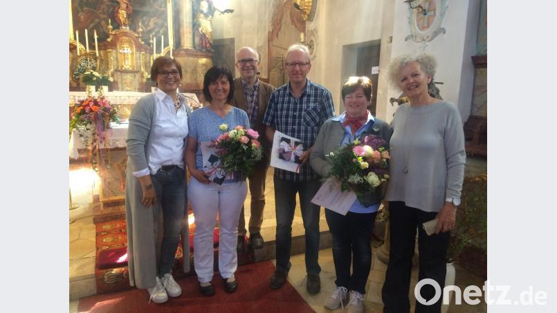 Pfarrgemeinderatssprecherin Waltraud Glöckner (links), ihre Stellvertreterin Brunhilde Ram (rechts) und Pfarrer Robert Kratzer (Dritter von links) verabschieden Birgit Batek (Zweite von links), Wolfgang Lehnert (Vierter von links) und Martina Winkler (zweite von rechts), die dem Gremium nicht mehr angehören. Bild: jow