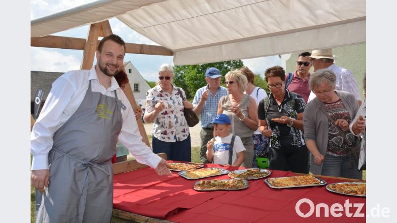 Die Besucher greifen gerne zu. Die Angebote der Nabburger Wirte schmecken gut.  	Bild. eya