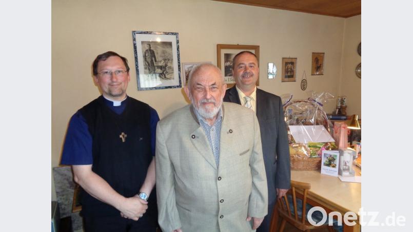 Pfarrvikar Christian Preitschaft, der Jubilar Martin Schüßlbauer und Bürgermeister Peter Dotzler (von links) bei der Übermittlungen der Geburtstagswünsche.  	Bild: dpe