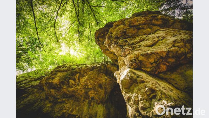 Der Mainzer Fotograf Stefan Böhm findet seine Motive in der Natur im Birgland wie hier den Hagfels. Die Werke sind in der Kunstgalerie des Wunderhofs ausgestellt.  	Bild: Stefan Böhm/exb