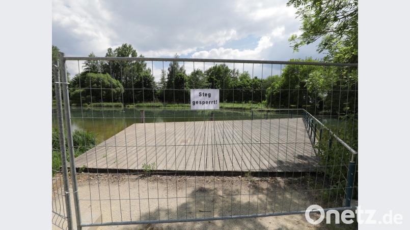 Wegen des maroden Unterbaus musste der Steg am Piratenspielplatz inzwischen gesperrt werden. Er soll aber möglichst schnell erneuert werden. 	Bild: Wolfgang Steinbacher
