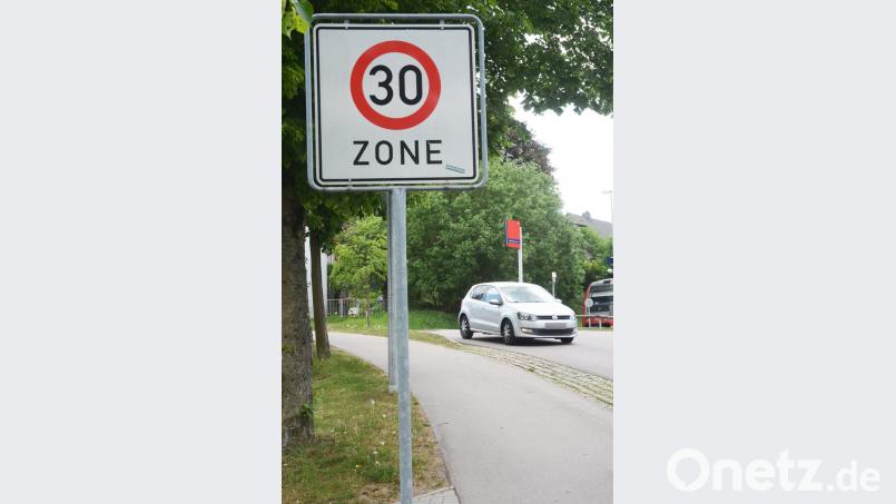 Ob "Zone 30" oder "Tempo 30" am Kulturhügel gilt, hat Auswirkungen auf die Vorfahrtsregeln. Deshalb werden die Schilder den Gegebenheiten angepasst. Bild: Schönberger