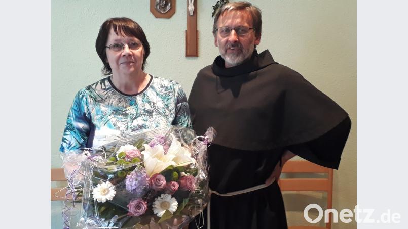 Mit Blumen dankt Guardian Pater Stanislaus Antonia Kriechenbauer. Sie geht in den

Ruhestand.  	Bild: ms