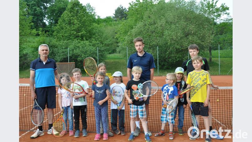 Neun Kinder testen den Umgang mit Schläger und Ball.  	Bild: exb