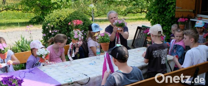 Sag's durch die Blume. Der Obst- und Gartenbauverein lädt die Flosser Kinder zum Muttertagsbasteln ein.  	Bild: le