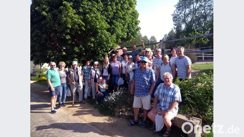 Ganz schön beeindruckende Zeitgenossen: Die Ausflügler des Obst- und Gartenbauvereins erfahren bei einem Besuch der Kotzenbacher Straußenfarm alles rund um Aufzucht, Haltung und Vermarktung der Strauße.  	Bilder: ww (2)