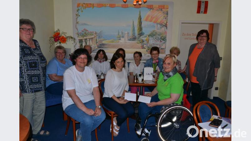 Im Café &quot;Verena&quot; übergab AsF-Kreisvorsitzende Christine Trenner aus Erbendorf (rechts) mit weiteren SPD-Damen den gesamten Erlös des Faschingskaffeekränzchens der Arbeitsgemeinschaft an Martina Sötje (Mitte, rechts) und Beatrix Kempf (Mitte, links). 	Bild: plym