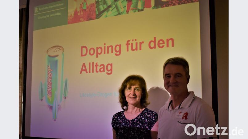 Geschäftsführerin Theresia Schwarz und Fachapotheker Christian Züllich klären über den schädlichen Gebrauch von Medikamenten auf.  	Bild: lue