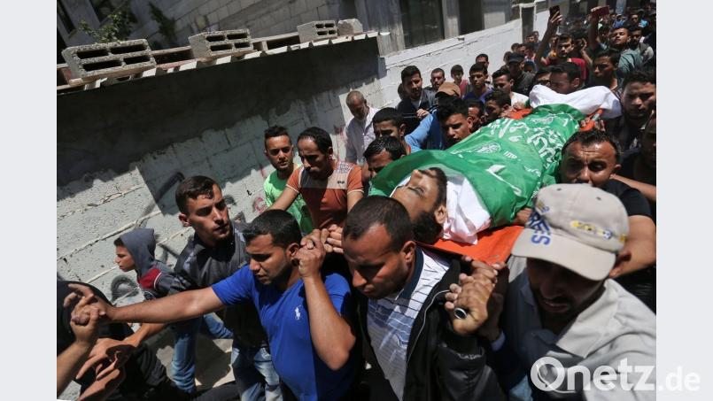 Am Dienstag wurden die bei den Protesten getöteten Palästinenser zu Grabe getragen.  	Bild: Mohammed Abed/AFP