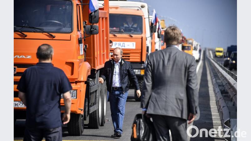 Der russische Präsident Wladimir Putin (Mitte) bei der Eröffnungszeremonie für die neue Brücke. 	Bild: Alexander Nemenov/Pool AFP/dpa