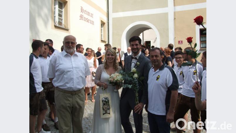 Die frisch gebackenen Eheleute Sandra und Peter Meier wurden nach der kirchlichen Trauung von einem langen Spalier überrascht.