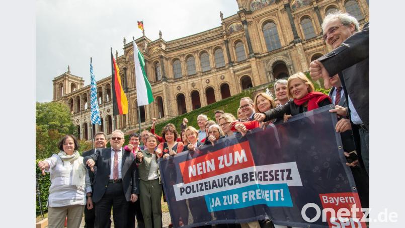 Vor Beginn der Plenarsitzung im Landtag nahmen Mitglieder der SPD-Landtagsfraktion an einer Plakat-Aktion gegen das Polizeiaufgabengesetz (PAG) teil.  	Bild: Peter Kneffel/dpa