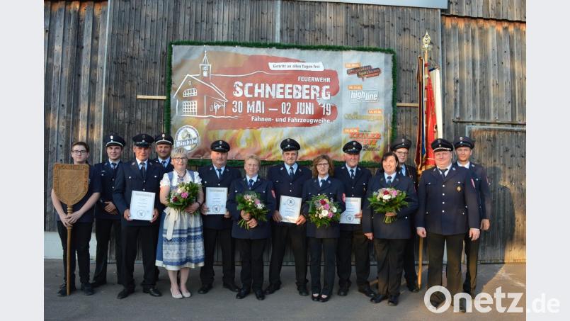 Über die vier neuen Ehrenmitglieder Michael Eckl, Gerhard Schmidt, Josef Schmid und Franz Winnerl (von re mit Urkunden) freut sich die Feuerwehr Schneeberg und das Vorstandsteam um Vorsitzenden Josef Schmid jun. (2. von re).