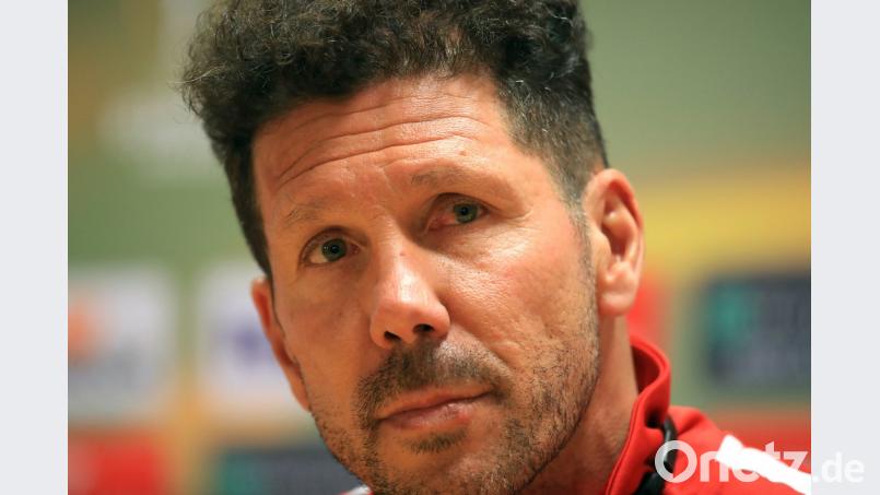 Sein Ausraster beim Halbfinalspiel bei Arsenal London hat für Diego Simeone Folgen: Der Atlético-Trainer muss das Europa-League-Endspiel von der Tribüne aus verfolgen.  	Bild: Adam Davy/dpa