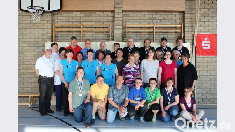 Dem Team BVS Weiden I (oben rechts, in schwarzen Trikots) gelang bei der bayerischen Flugballmeisterschaft in Waldsassen die souveräne Titelverteidigung. Links stehend die Mitglieder der beiden Teams aus Waldsassen.	Bild: kro