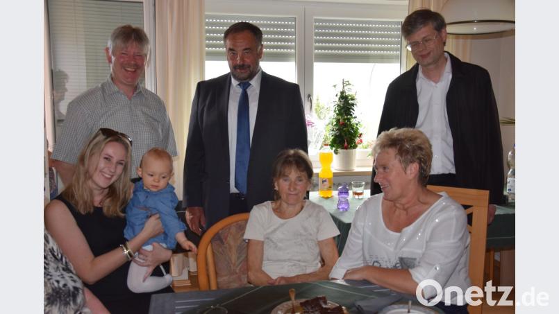 Maria Sperl (sitzend, mittig) feierte am Wochenende ihren 80. Geburtstag. Enkelin Carolin mit Urenkelin Emily (links) gratulierte mit Tochter Petra. Weitere Gratulanten waren Pfarrer Norbert Götz, Bürgermeister Josef Beimler und, für den Pfarrgemeinderat, Georg Kleber (hinten von rechts).