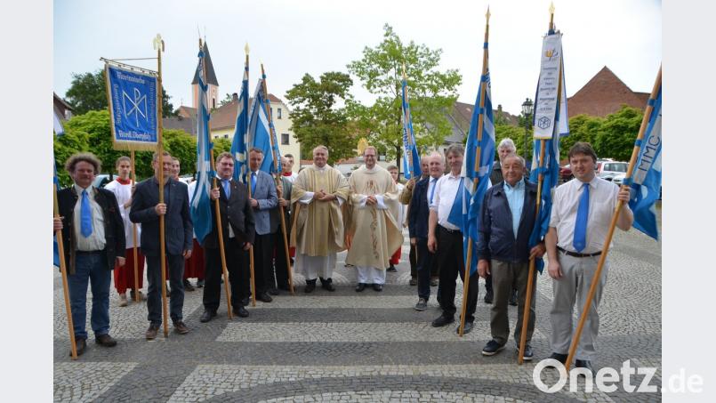 Die MMC-Sodalen treffen sich mit den Marienbannern vor der Kirche, um mit Zentralpräses Monsignore Thomas Schmid (Mitte, links) und Pfarrpräses Kaplan Ulrich Eigendorf (Mitte, rechts) Gottesdienst zu feiern.  	Bild: dob