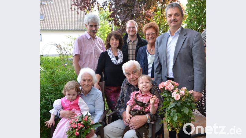Herta Zelezny nimmt an ihrem 90. Geburtstag gerne Urenkelchen Anna auf ihren Schoß. Zwillingsbruder Maximilian darf zu Uropa Heinrich. Die Kinder bringen viel Freude ins Haus der Urgroßeltern, die mit Tochter Vera (hinten, Zweite von links) eine große Stütze im Alltag haben.  	Bild: dob