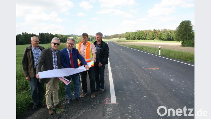 Beim Ortstermin an der künftigen Baustelle bei Kornthan an der Staatsstraße 2169 informiert Gerhard Kederer (Zweiter von links) Bürgermeister Toni Dutz (Dritter von links) und Thorsten Meiler (Zweiter von rechts) über die geplanten Maßnahmen. Für fachliche Fragen stehen dem Baudirektor Wilfried Neumann (links) und Franz Wilhelm (rechts) vom Staatlichen Bauamt Amberg-Sulzbach zur Seite. Bild: wro