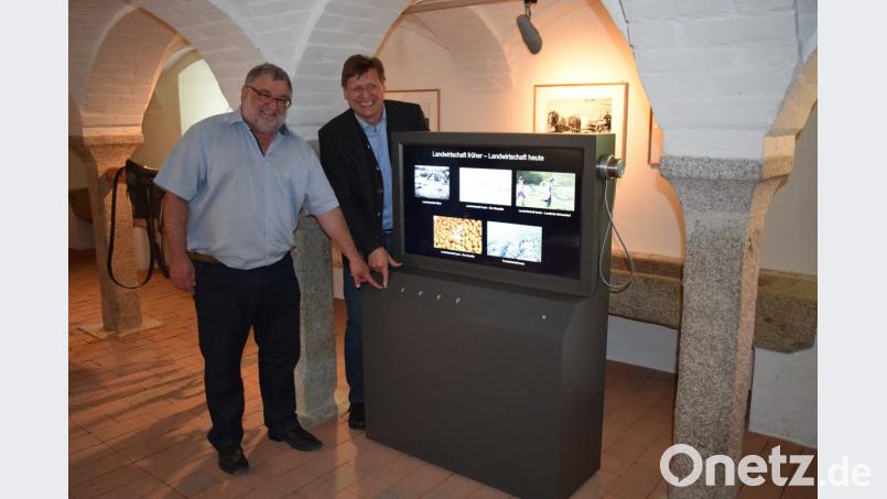 Per Knopfdruck starteten Bürgermeister Armin Schärtl (links) und Reinhold Witt, Leiter des Amtes für Ernährung, Landwirtschaft und Forsten, die neue Medienstation im Rossstall des Denkenbauernhofes. Bild: bnr