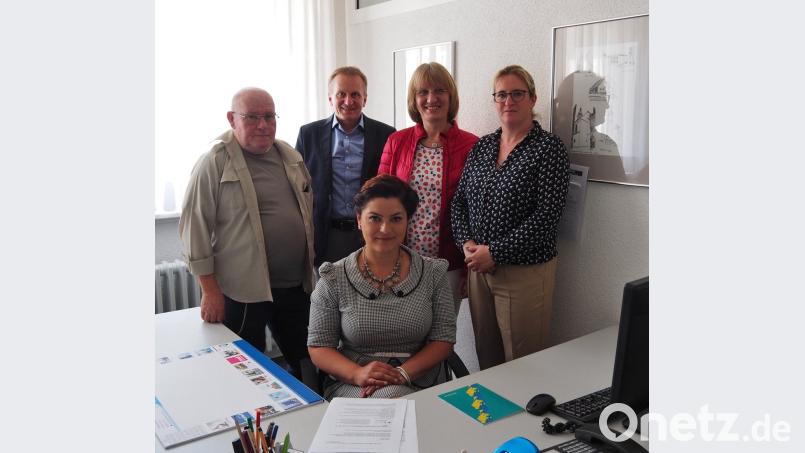 Ramona Kriegler (vorne) leitet die neue Selbsthilfekontaktstelle bei der Diakonie. Nicole Zeitler (rechts) erledigt die Verwaltungsarbeit. Daneben (von rechts) Christina Mücke vom Gesundheitsamt, Diakonie-Vorsitzender Karl Rühl und Manfred Trombell vom Kreuzbund. Bild: sbü