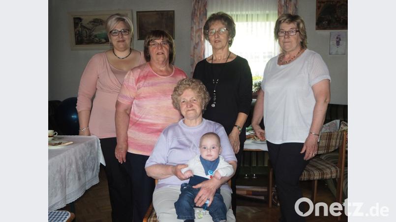 Anna Brenner (vorne) feiert 85. Geburtstag. Für den Frauenbund gratulieren Maria Stephan und Inge Freileben (von rechts). Auch Urenkel Julian, Tochter Anneliese und Enkelin Tanja wünschen alles Gute.  	Bild: gz