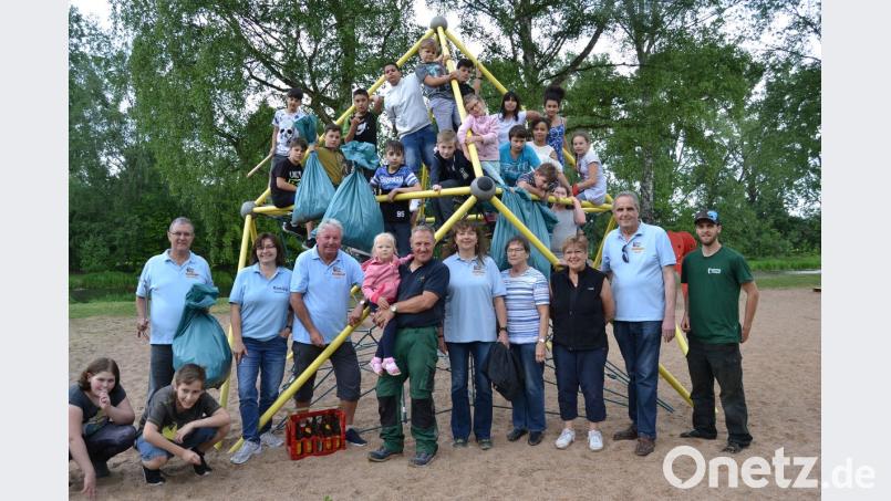 Schüler einer fünften Klasse der Max-Reger-Schule mit Lehrkraft Patrick Gebhardt an der Spitze (rechts) unterstützen die Freunde des Stadtbads beim Plogging.  	Bild: hcz