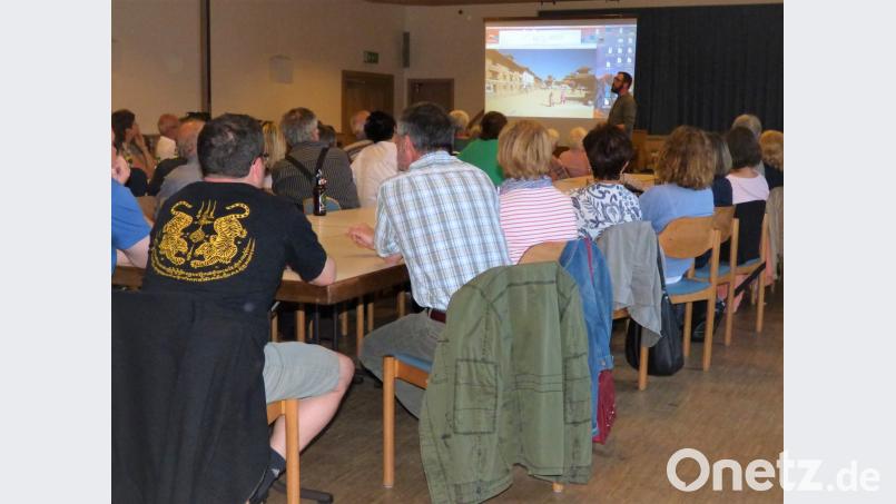 Robert Neuber zeigt seinen Film "Die zweite Rettung von Bhaktapur", der während seiner Masterarbeit entstanden ist.  	Bild: mng
