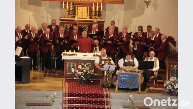 Der Männergesangverein 1886 Tirschenreuth beim Mariensingen in der Stadtpfarrkirche. Der Chor sang unter anderem "Maria breit den Mantel aus". Vorne rechts die "Blecherne Sait'n" aus dem Raum Amberg.