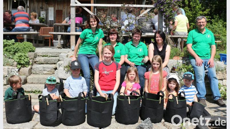 Stolz zeigen die Mädchen und Buben ihre frisch befüllten Kartoffeltaschen, die sie mit nach Hause nehmen dürfen.  	Bild: rpp