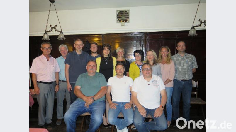 Bürgermeister Werner Nickl (links) gratuliert dem neuen Vorstand des KEM-Verbandes: (sitzend von links) Armin Schinner, Holger Märkl, Georg Fütterer, (stehend von links) Elmar Högl, Alfred Stich, Peter Ferber, Romina Passon, Susann Daubitz, Sybille Heindl, Martina Eibisch, Susanne Eckert und Josef Kormann.  	Bild: jzk